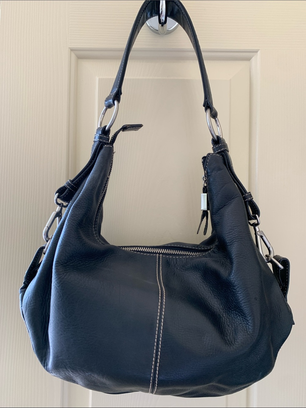 Stone Mountain Accessories Black Leather Shoulder Bag with White Topstitch